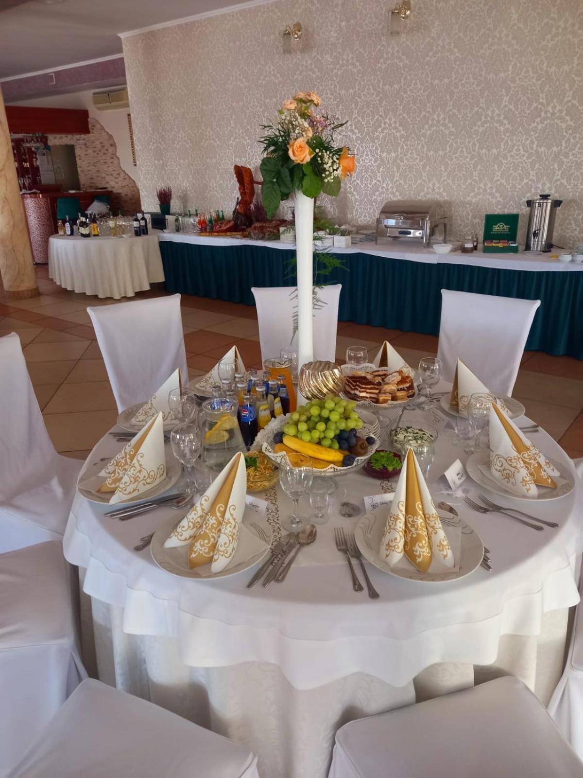 Hotel Magnat Glogow Malopolski Bagian luar foto